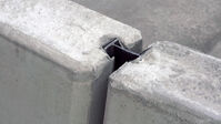 Zwei miteinander verbundene Barrieren, hergestellt mit einer Betonblock-Form
