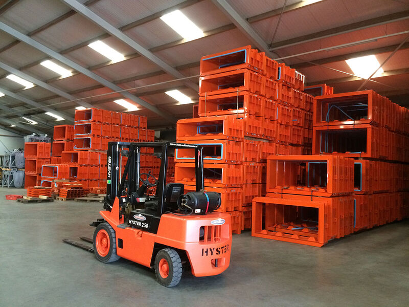 Stalen betonmallen van Betonblock® voor het maken van duurzame betonnen vangmuren met een lange levensduur