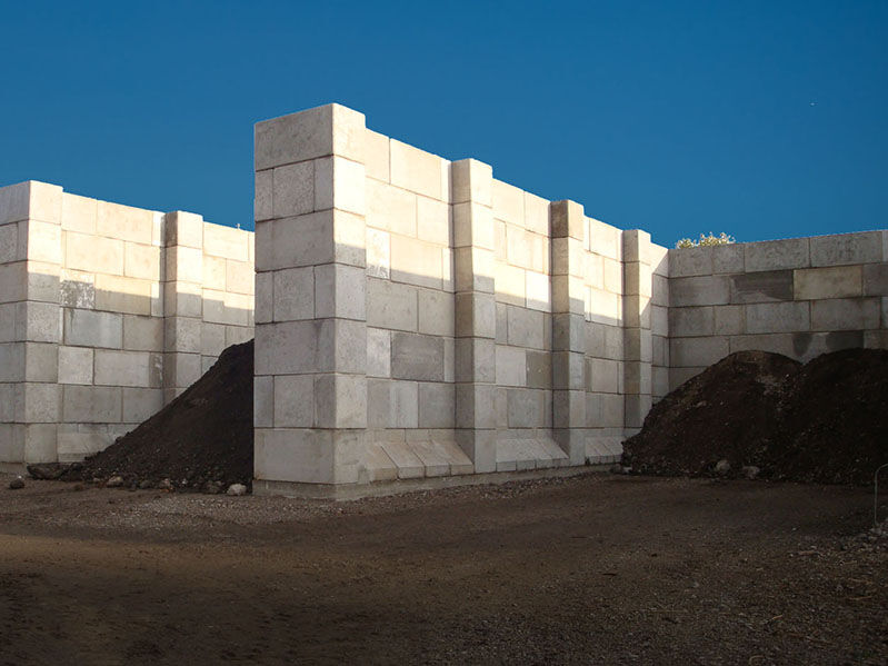 Betonblokken in gebruik voor robuuste sleufsilo's in landbouw en opslag