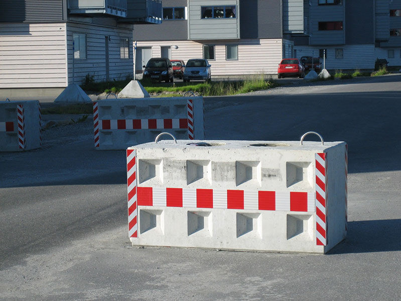 Robuuste betonblokken als wegblokkades tegen ongeautoriseerde toegang