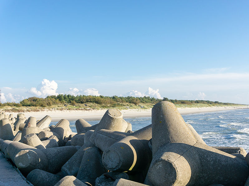 Geplaatste betonblokken voor versterking van kustlijn door betonblock