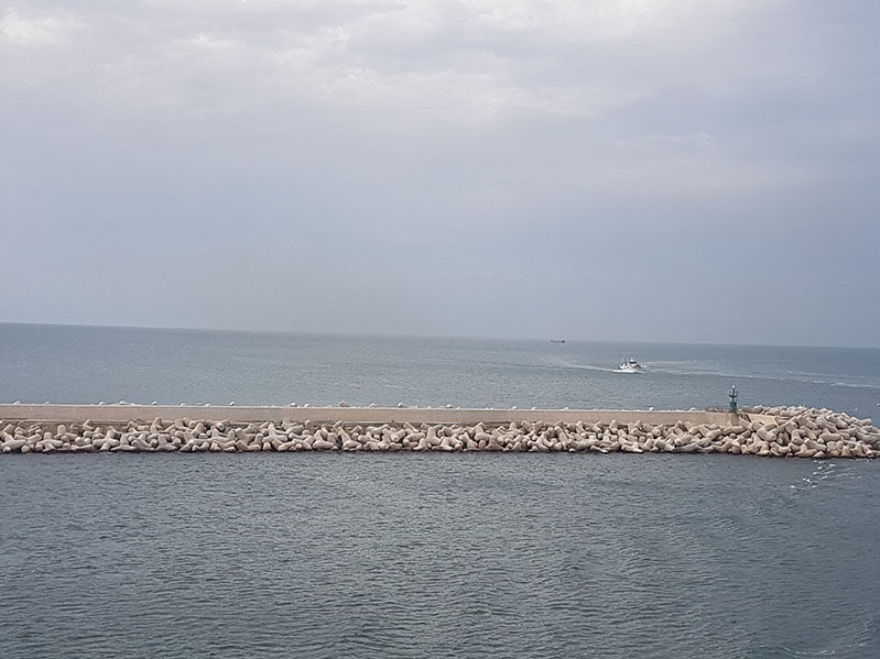 Stevige betonblokken geplaatst langs de kust voor duurzame bescherming tegen golfimpact