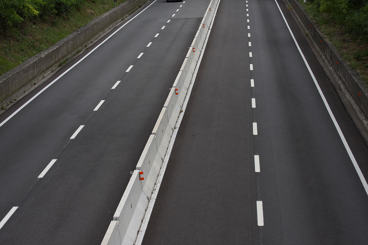 betonblock-road-works-barrier-road-safety-highway
