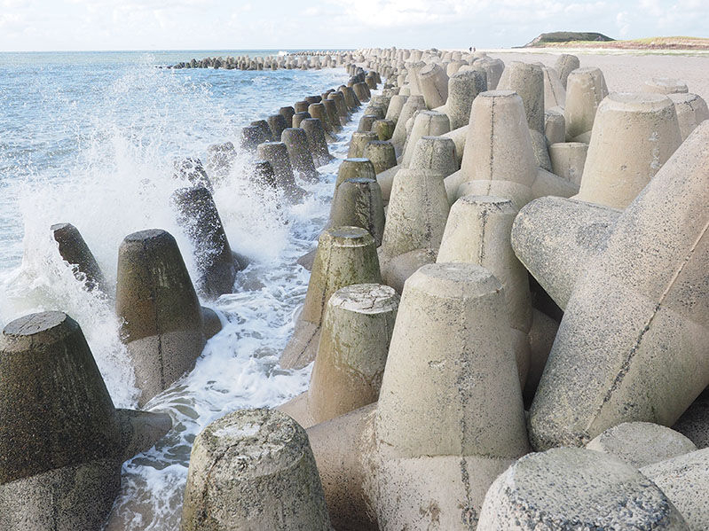 Betonnen tetrapods in de golven
