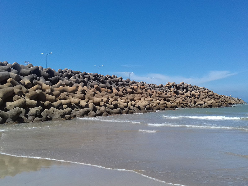 Grote berg betonnen tetrapods  ter bescherming van de kust en erosiebescherming