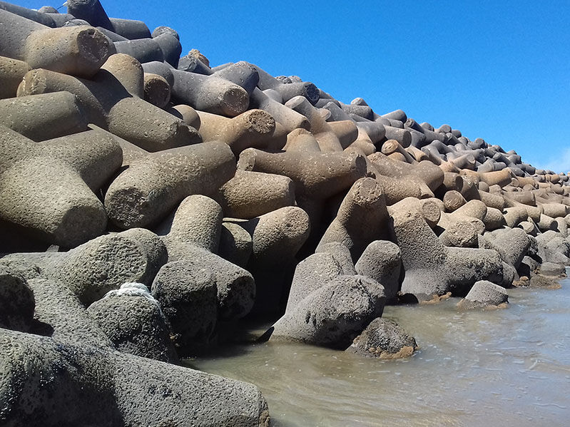 Betonnen tetrapods van dichtbij in het water
