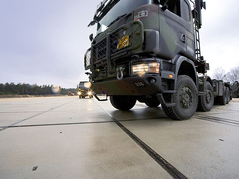 vrachtwagen op betonplaten
