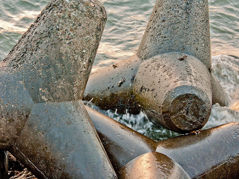Betonblokken voor kustbescherming en golfbreking, ontworpen om erosie van de kustlijn te voorkomen