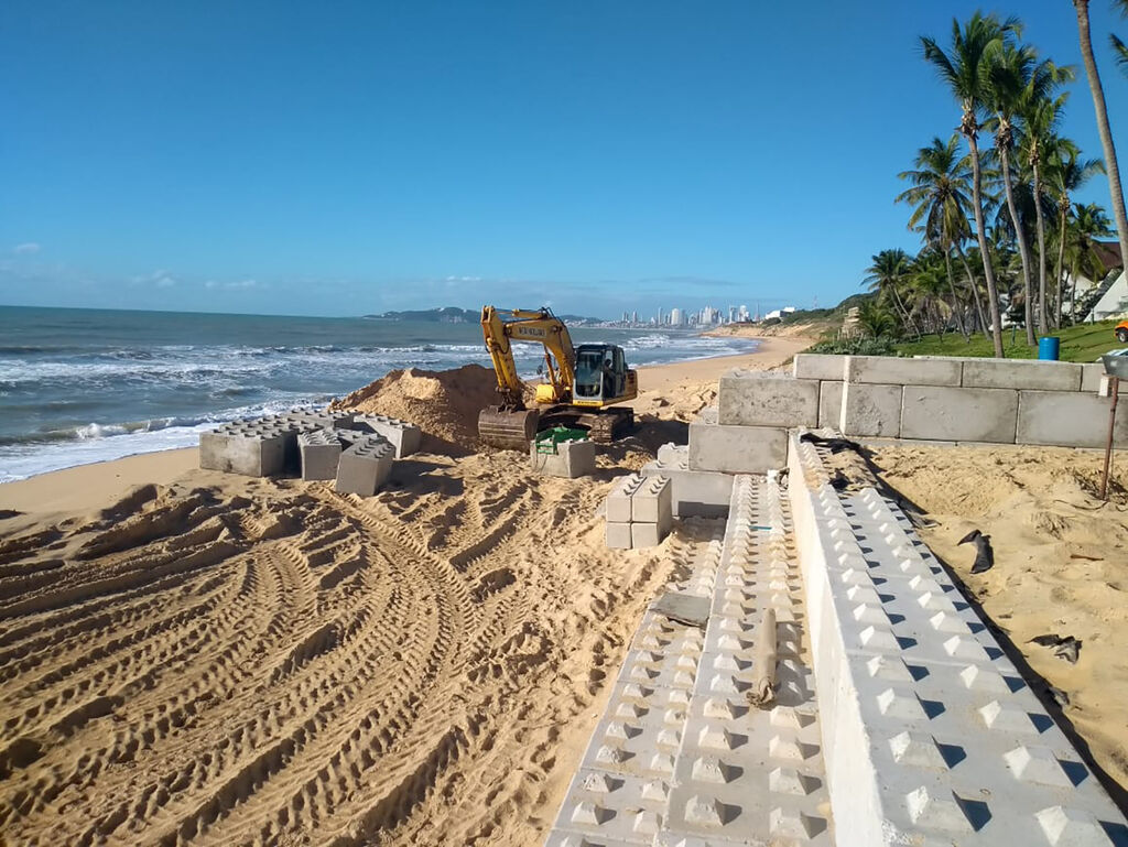Kustbescherming op strand in Brazilië met betonblokken