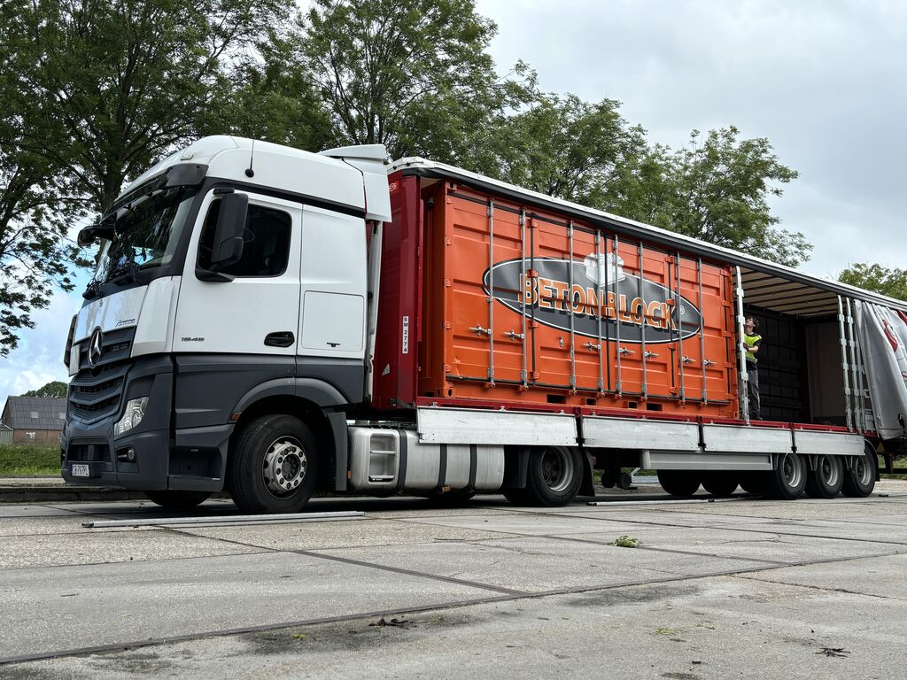 Betonblock truck transportation