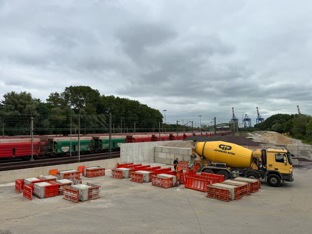 Papenburg Beton fertigt vor Ort direkt neben dem Gleis Beton legosteine